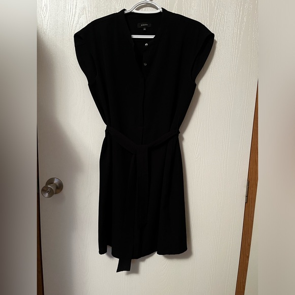 Babaton Dresses & Skirts - Babaton by Aritzia black belted shirtdress size small